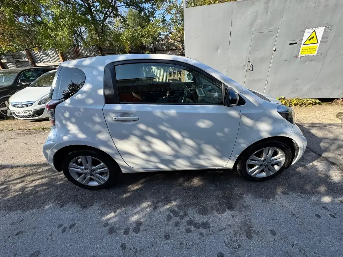 Used Toyota iQ 2010 White Hatchback