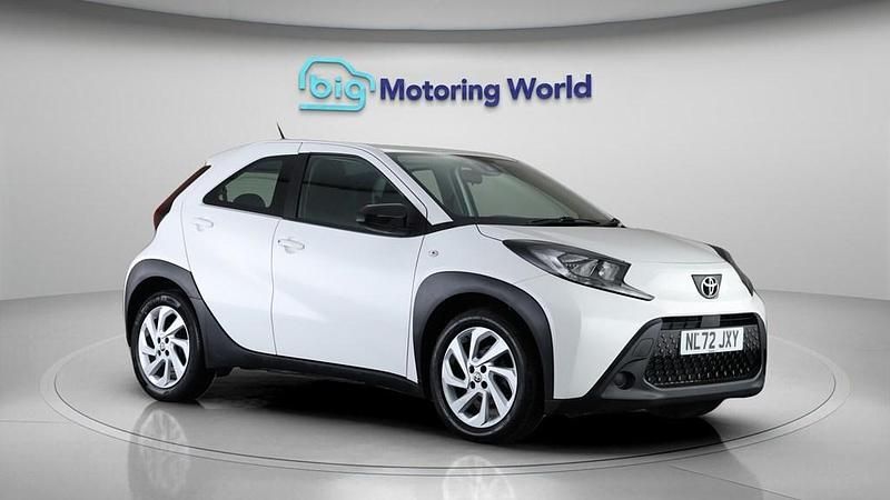 Used Toyota Aygo X PURE 72 HP (52 kW) 2022 White SUV
