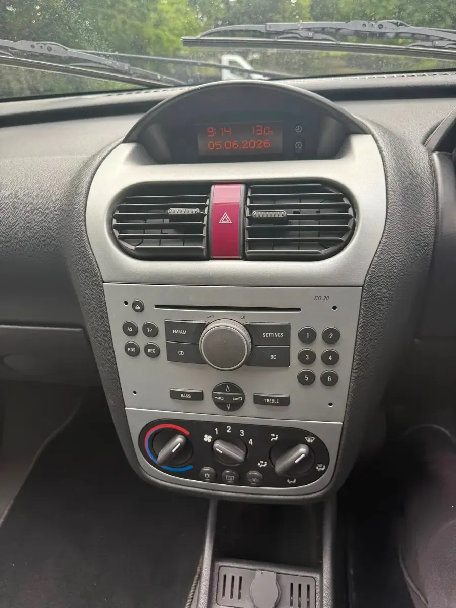 Used Vauxhall Corsa 90 HP (66 kW) 2004 Silver Hatchback