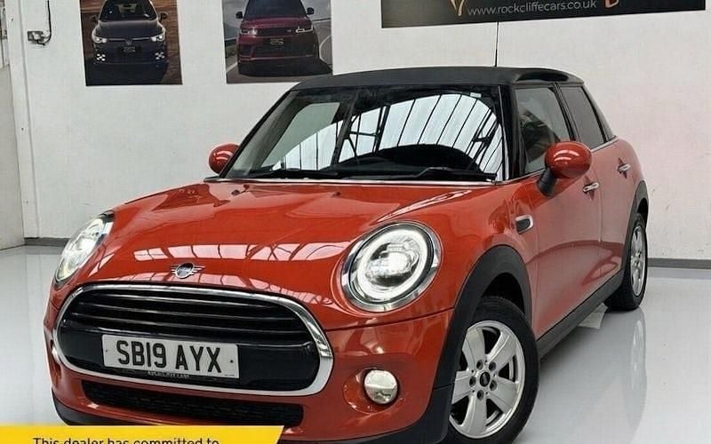 Begagnad Mini Cooper Classic 136 HK (100 kW) 2019 Orange Halvkombi