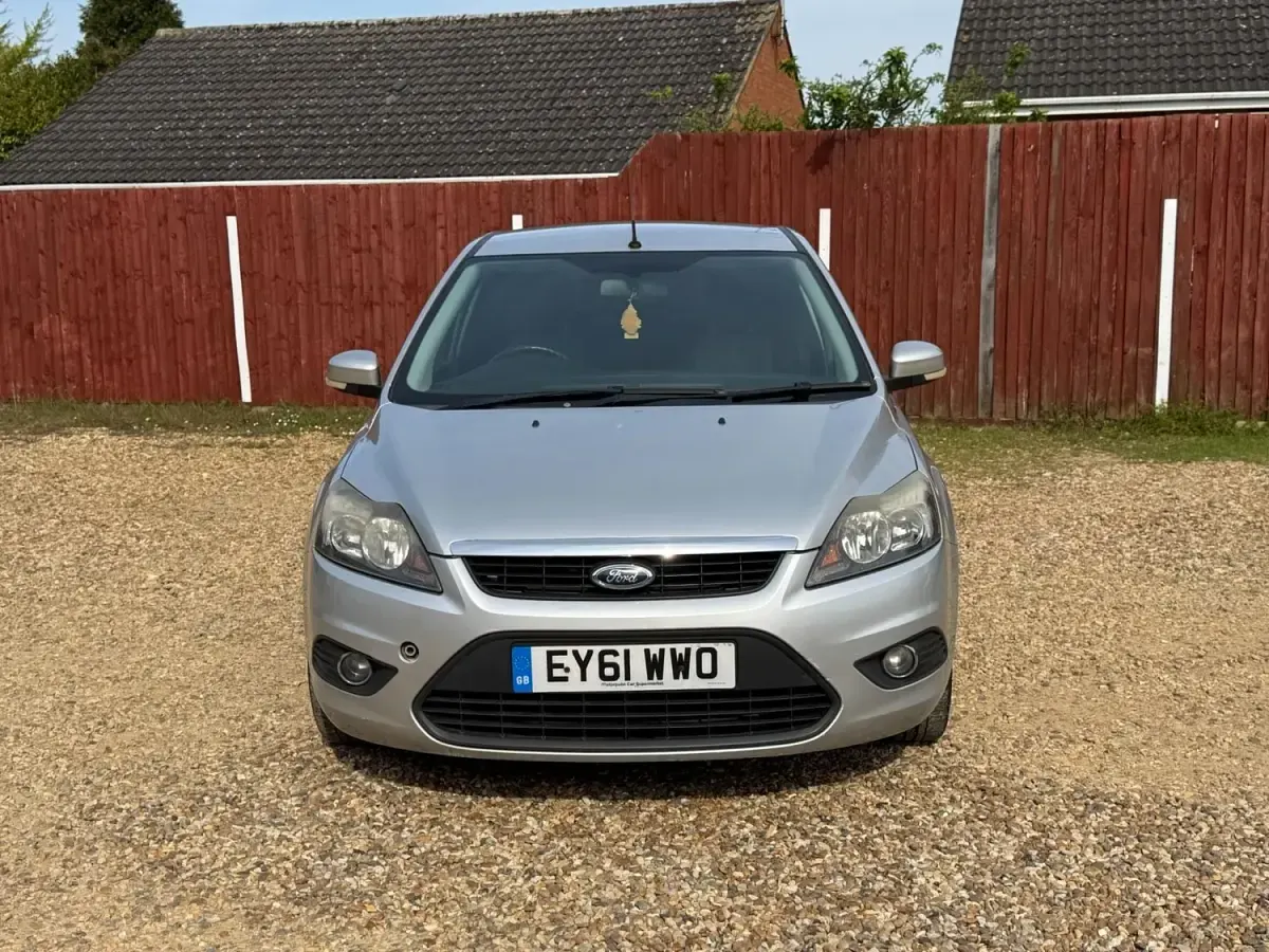 Second-hand Ford Focus Zetec 110 CP (80 kW) 2011 Argintiu Hatchback