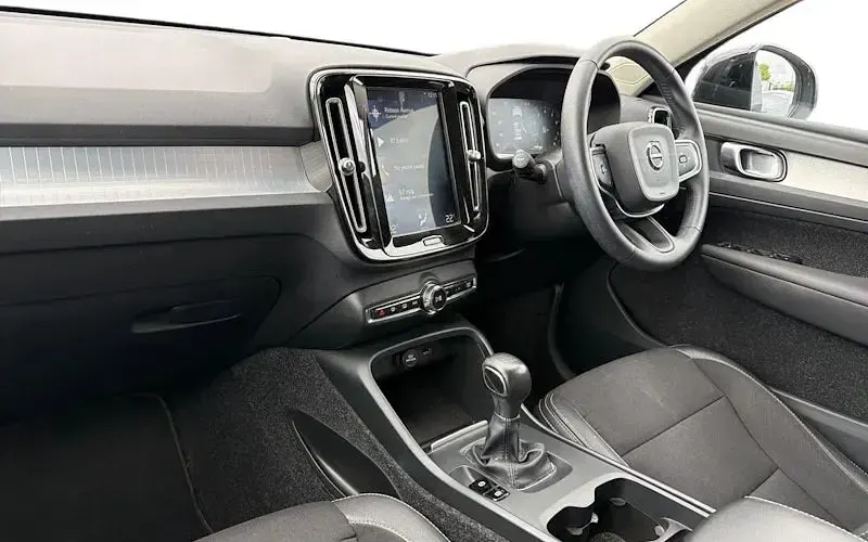 Used Volvo XC40 Momentum 156 HP (114 kW) 2019 Black SUV