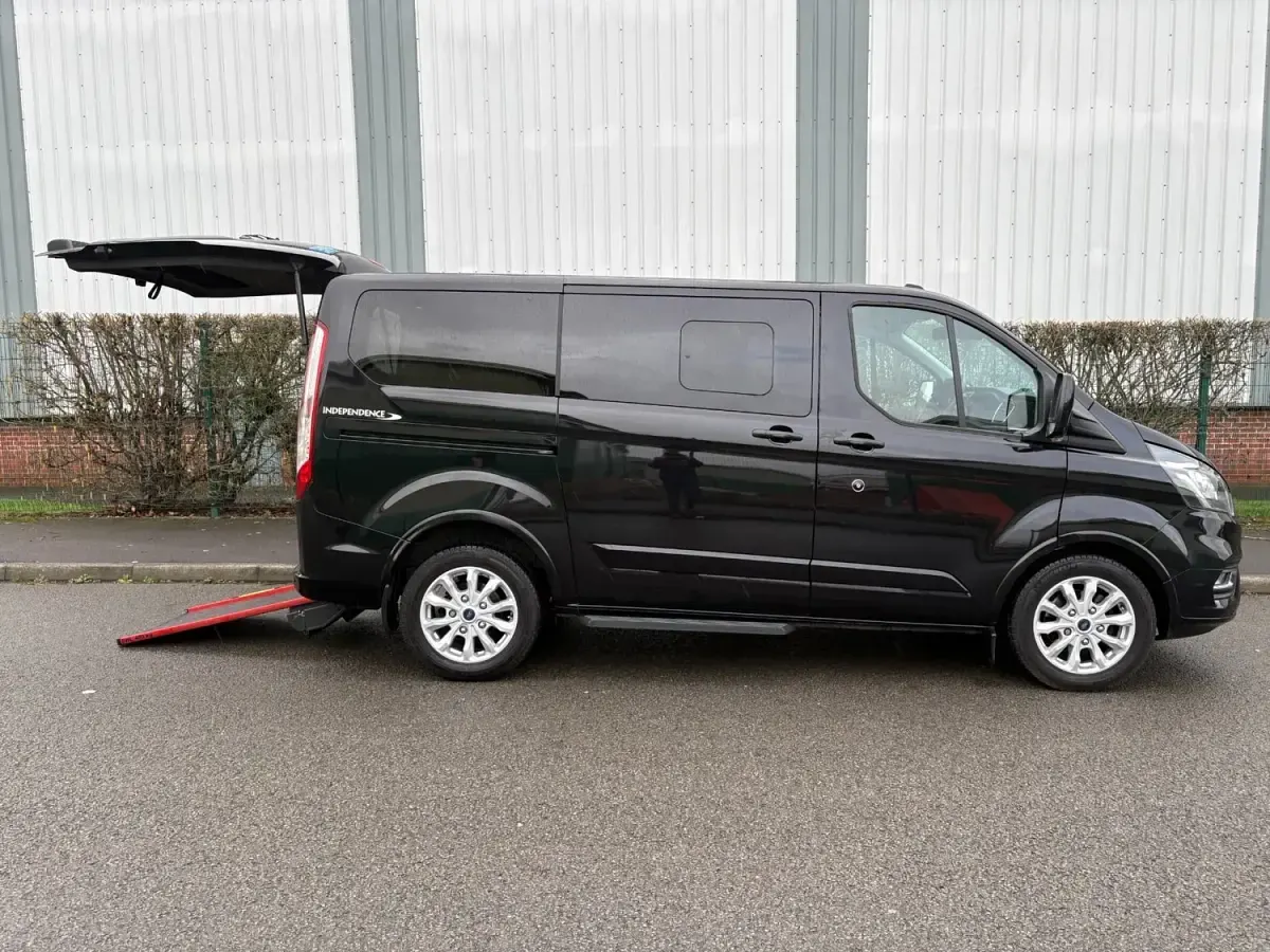 Usado Ford Tourneo Titanium 130 CV (95 kW) 2021 Negro Monovolumen