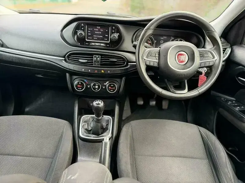 Used Fiat Tipo Lounge 95 HP (69 kW) 2017 Red Hatchback