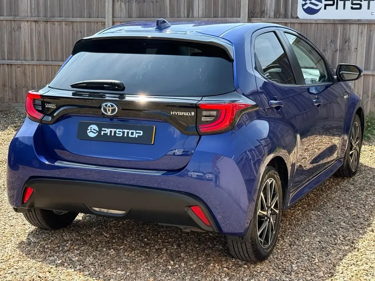 Used Toyota Yaris Design 91 HP (66 kW) 2020 Blue Hatchback
