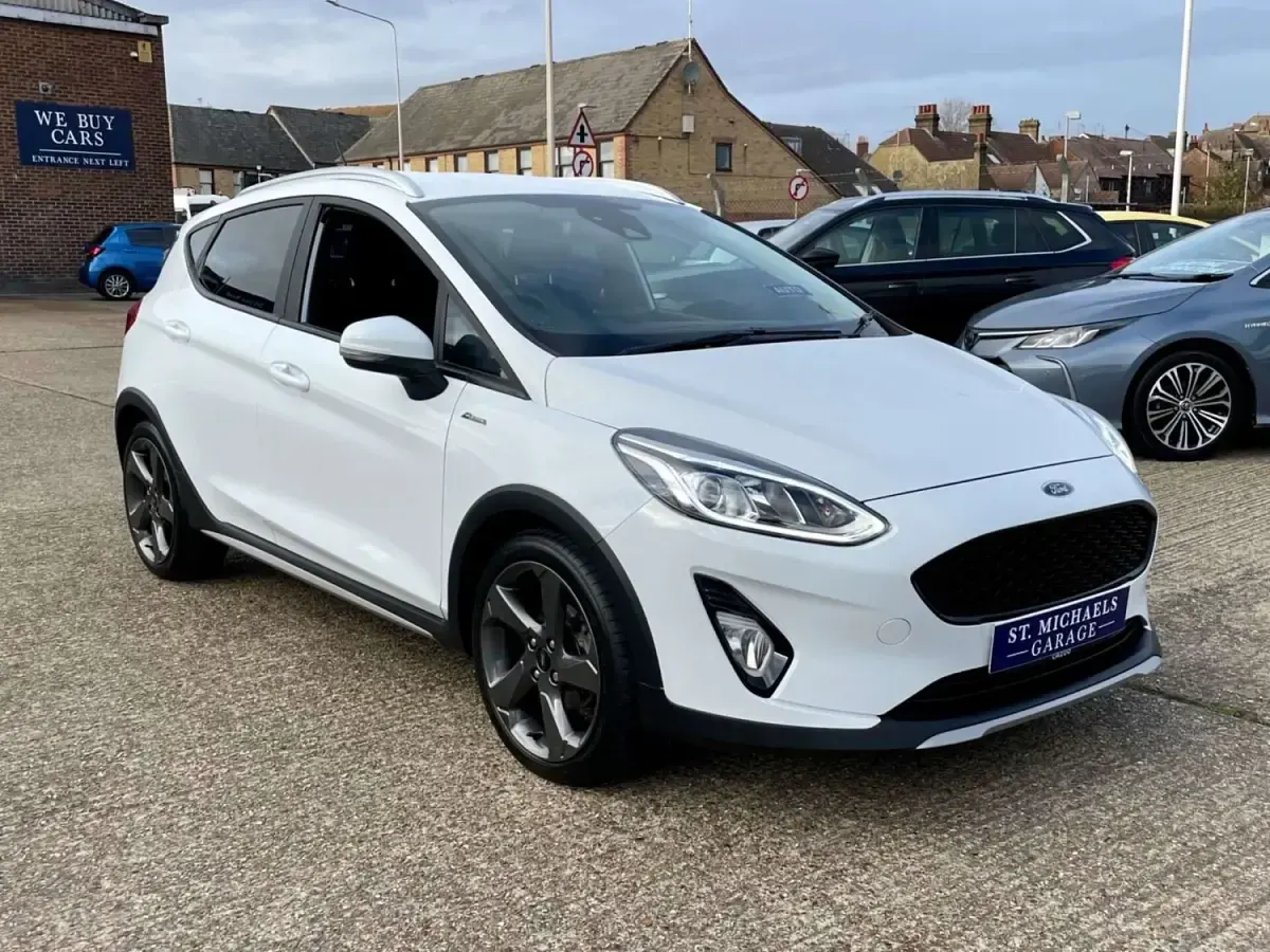 Usado Ford Fiesta Active X 100 CV (73 kW) 2018 Blanco Utilitario