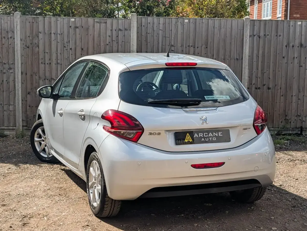 Second-hand Peugeot 208 Active 2023 Argintiu Hatchback