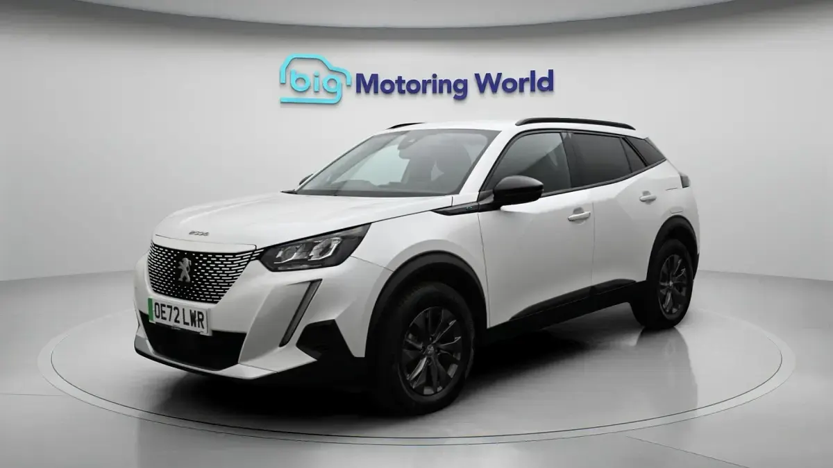 Gebraucht Peugeot e-2008 Active+ 98 kW (134 PS) 2022 Weiß SUV