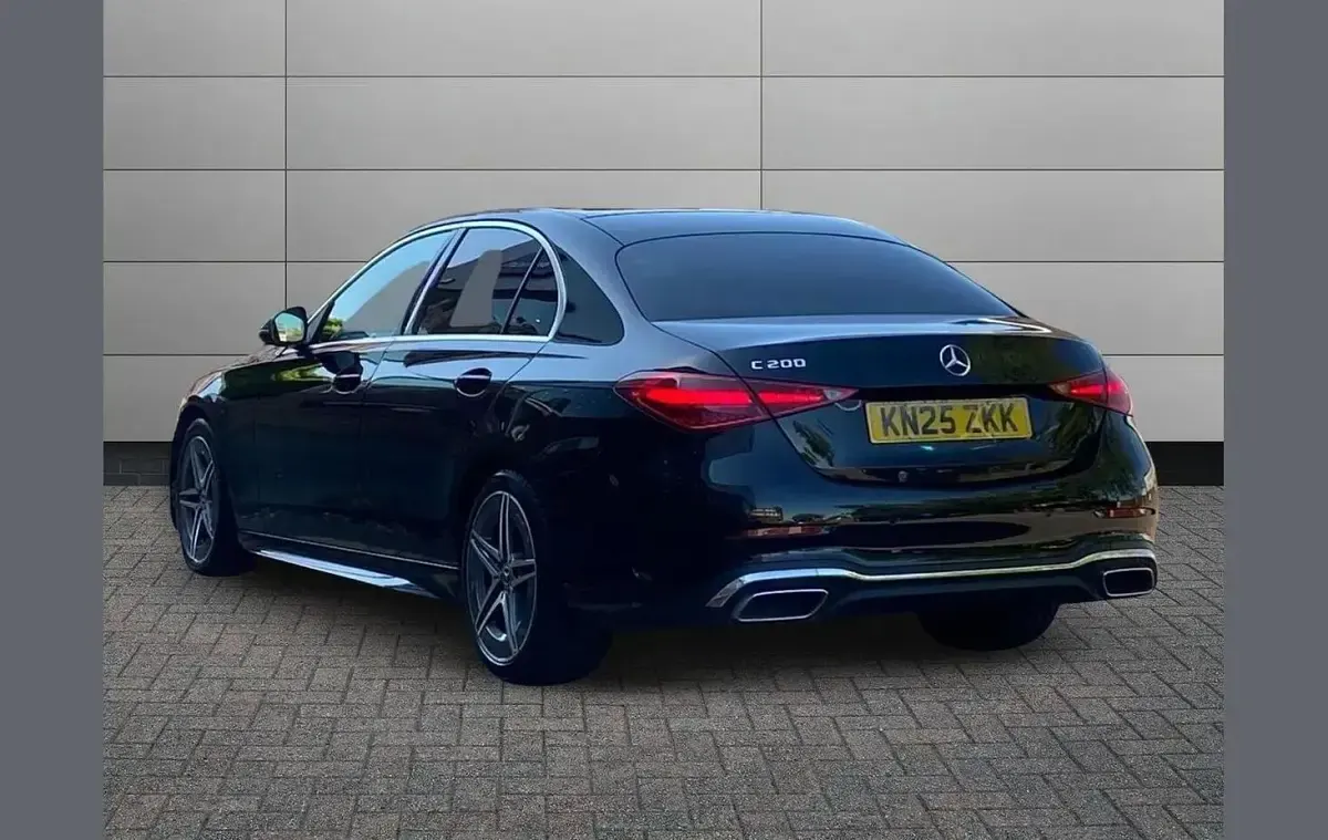 Usado Mercedes C200 AMG line 200 CV (147 kW) 2025 Negro Berlina