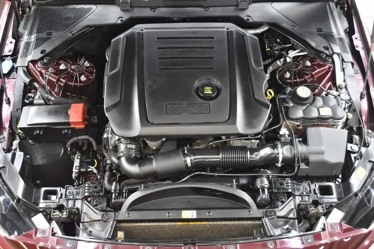 Used Jaguar XE Portfolio 180 HP (132 kW) 2015 Red Sedan