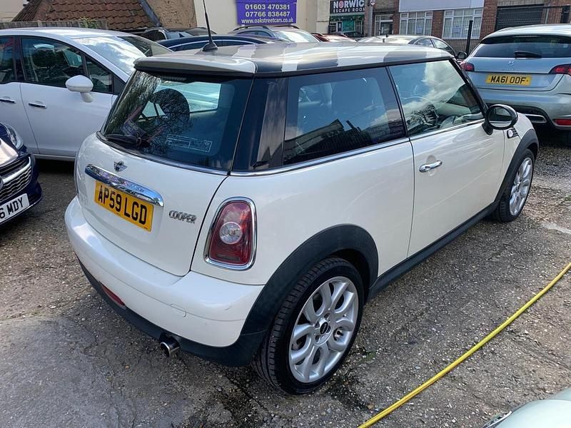 Begagnad Mini Cooper Hatch 2009 Vit Halvkombi