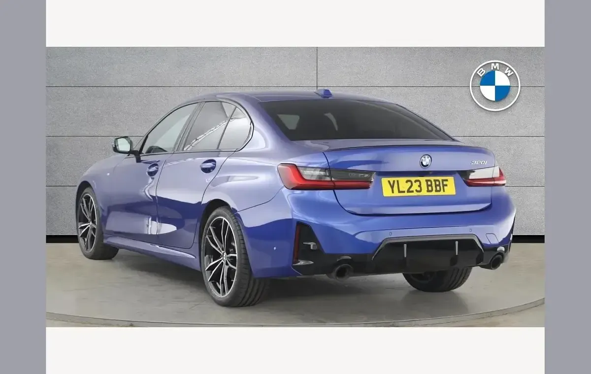 Begagnad BMW 320 M Sport 180 HK (132 kW) 2023 Blå Sedan