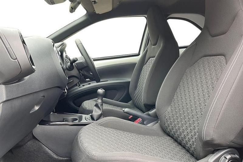 Used Toyota Aygo X 72 HP (52 kW) 2025 Pure white with black SUV