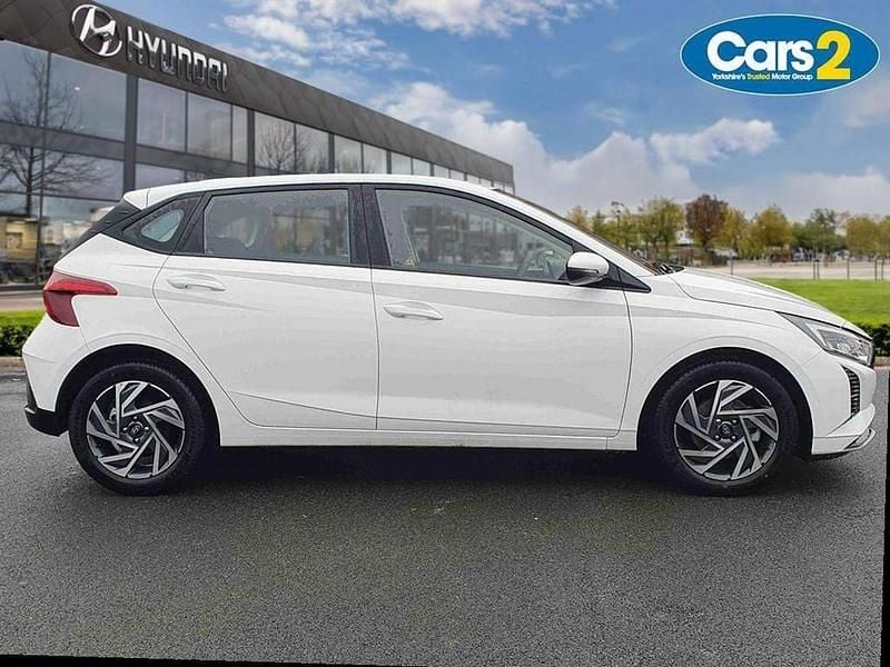 New Hyundai i20 Advanced 99 HP (72 kW) 2025 White Hatchback