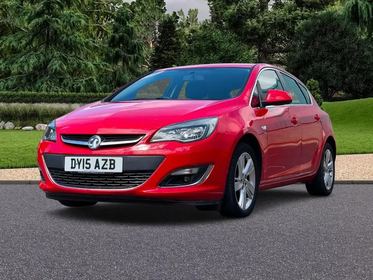 Used Vauxhall Astra SRi 98 HP (72 kW) 2015 Red Hatchback