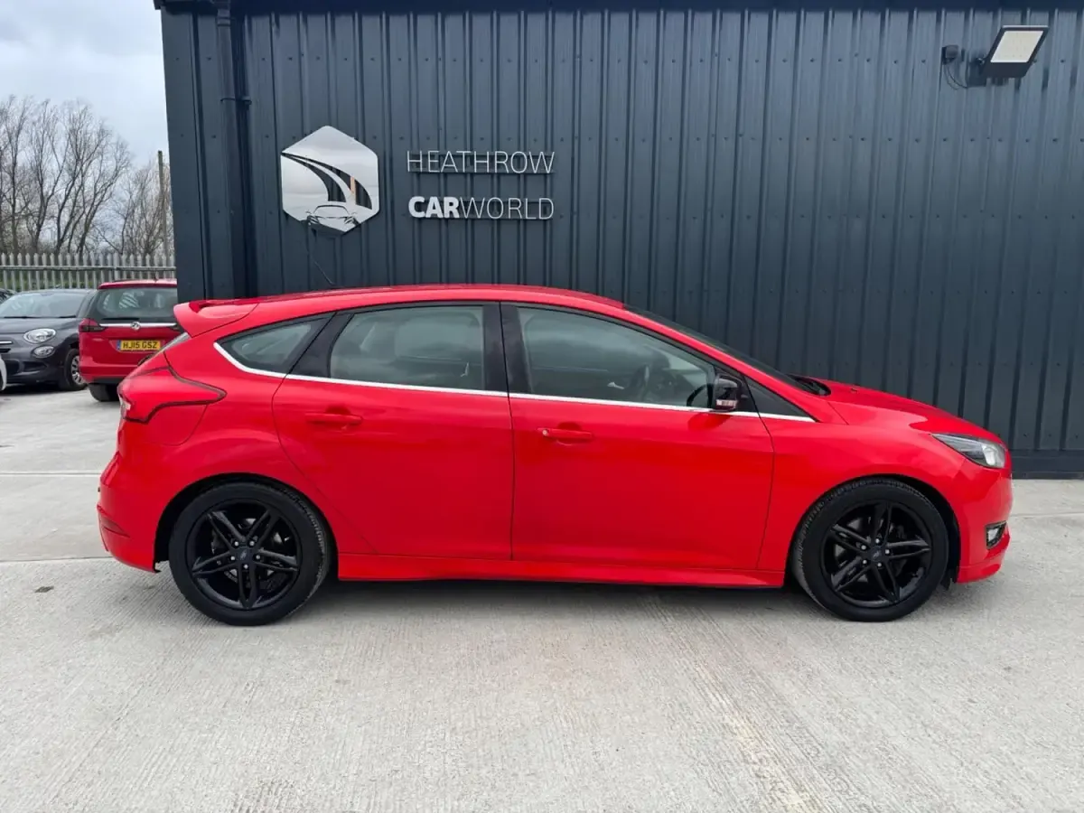 Gebraucht Ford Focus Zetec 2015 Rot Kleinwagen