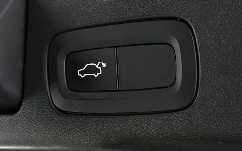 Used Volvo XC60 Momentum 250 HP (183 kW) 2021 Black SUV