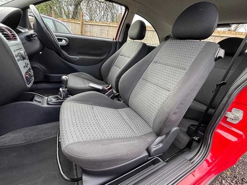 Used Vauxhall Corsa 80 HP (58 kW) 2005 Red Hatchback