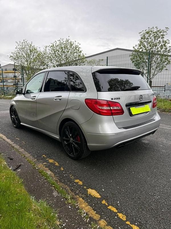 Usado Mercedes B200 136 HP (100 kW) 2014 Prateado Monovolume