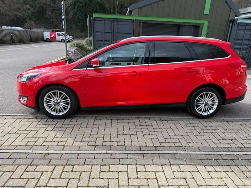 Begagnad Ford Focus Zetec 120 HK (88 kW) 2018 Röd Kombi