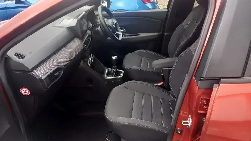 Usado Dacia Jogger Comfort 110 CV (80 kW) 2022 Marrón Monovolumen