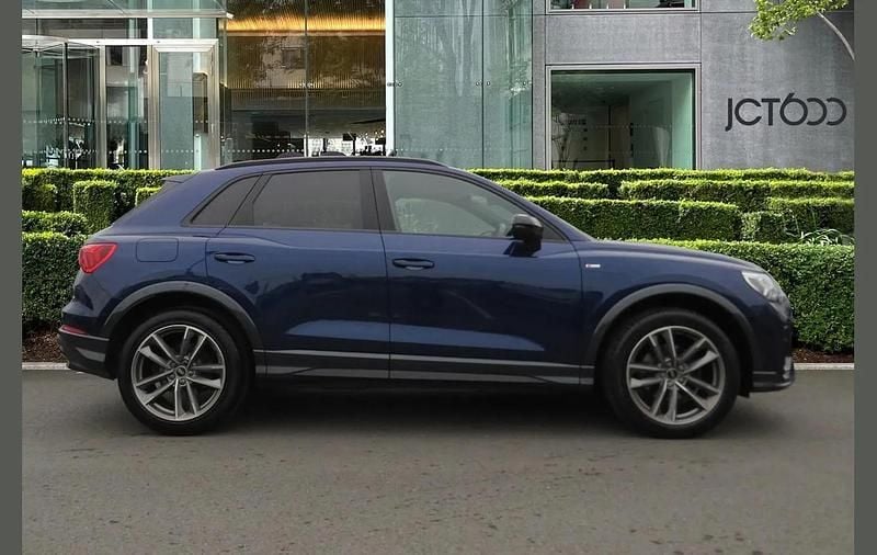 Begagnad Audi Q3 Black Edition 150 HK (110 kW) 2023 Blå SUV