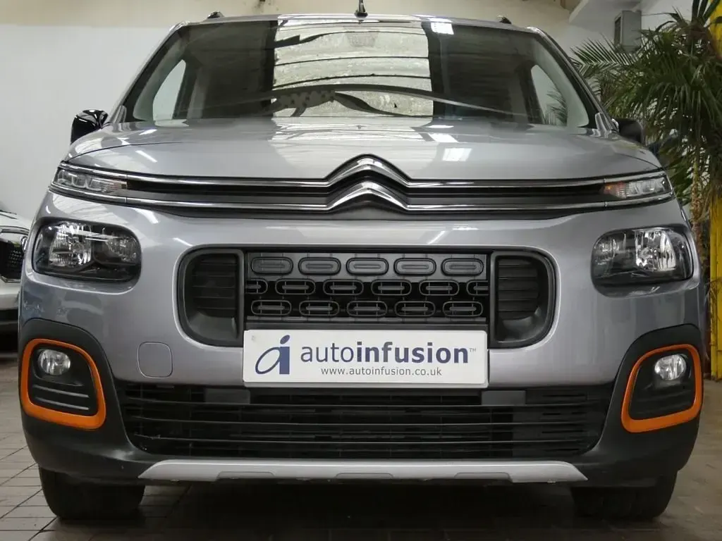 Używany Citroën Berlingo XTR 130 KM (95 kW) 2022 Szary Minivan