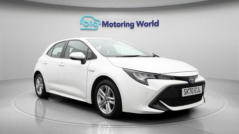 Used Toyota Corolla 122 HP (89 kW) 2020 White Hatchback