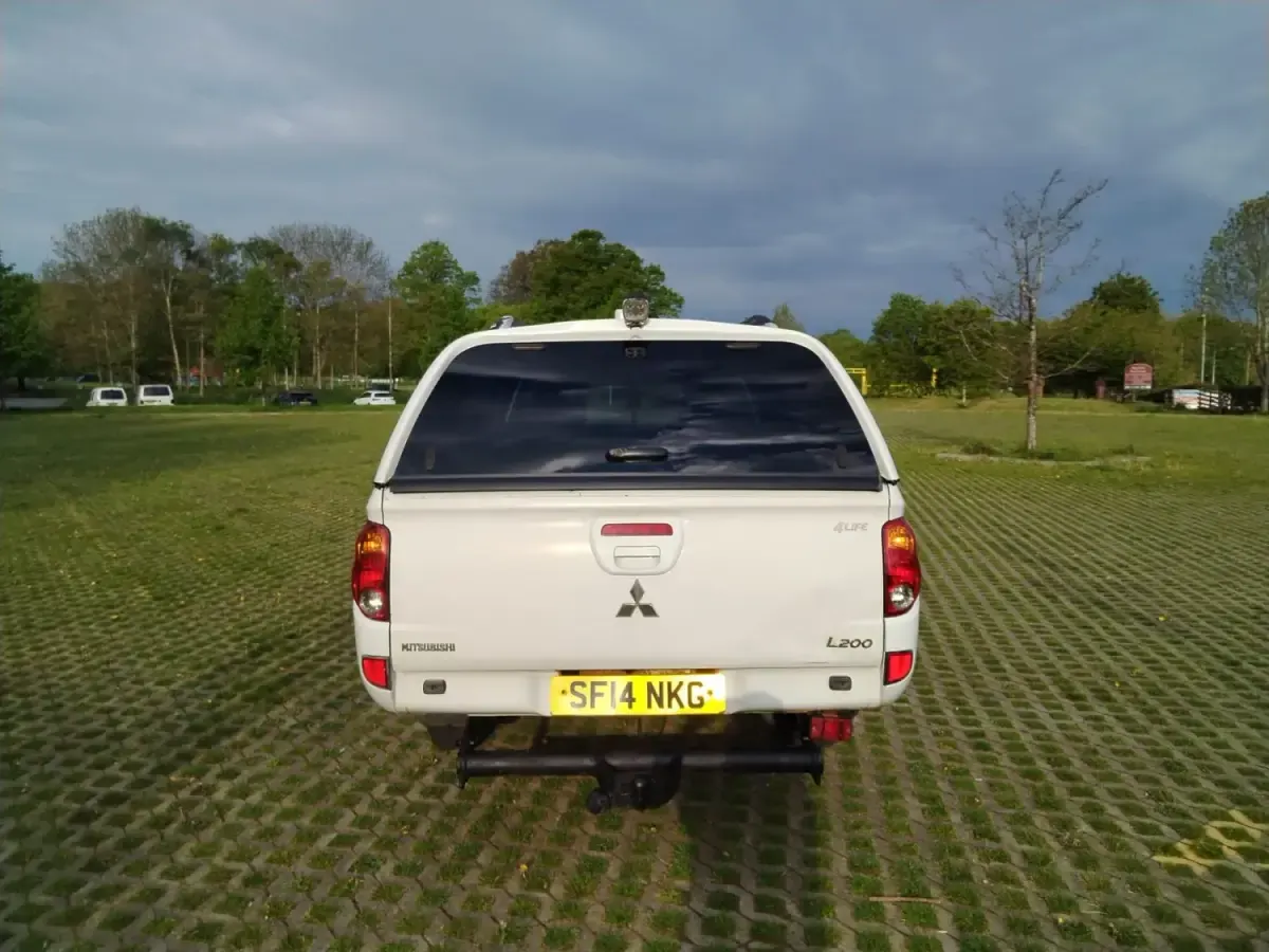 Usado Mitsubishi L200 134 HP (98 kW) 2014 Branco Pickup