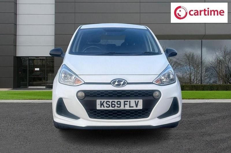 Used Hyundai i10 67 HP (49 kW) 2019 White Hatchback