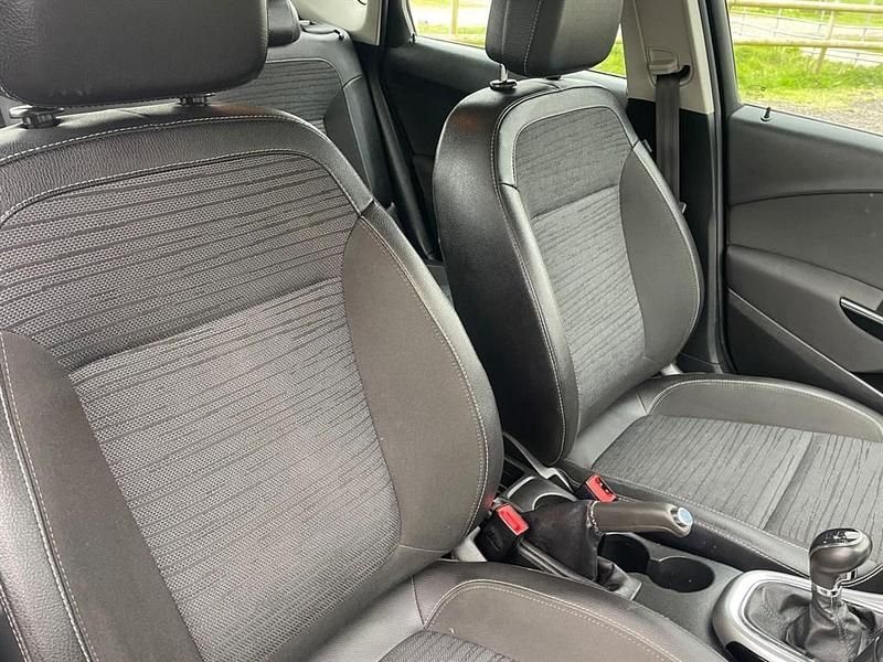 Second-hand Vauxhall Astra Excite 2015 Alb Hatchback