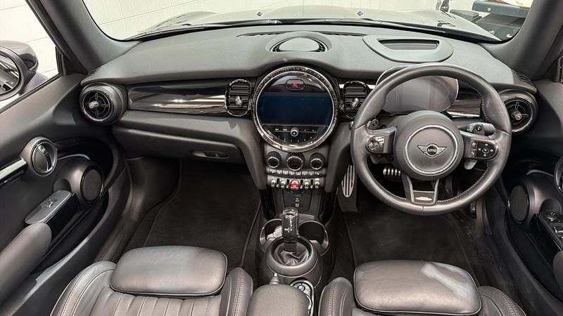 Begagnad Mini John Cooper Works 228 HK (167 kW) 2021 Svart Halvkombi