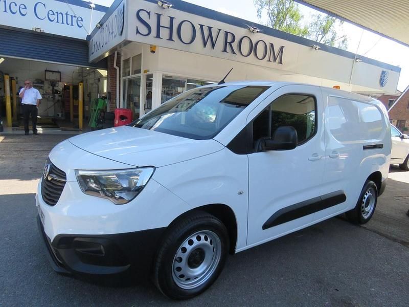 White Used 2021 Vauxhall Combo Edition MPV | £9,689 (Fair price) - Image 1/2