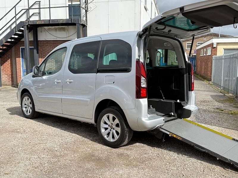 Used Citroën Berlingo Feel 100 HP (73 kW) 2019 Silver MPV