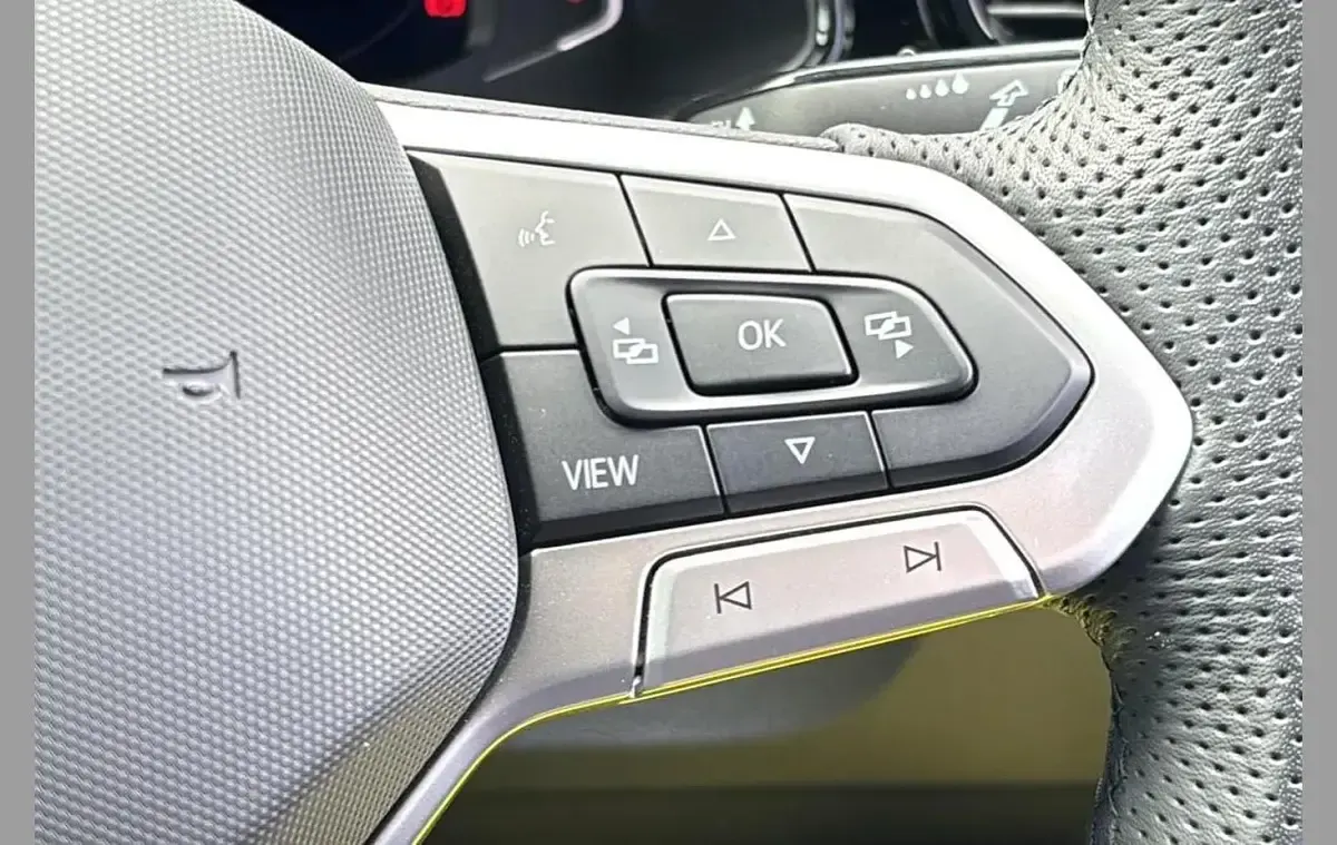 Usado VW T-Roc Black Edition 150 HP (110 kW) 2025 Azul SUV