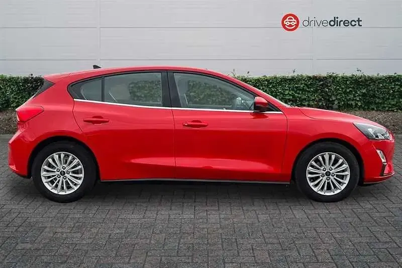 Begagnad Ford Focus Titanium 2022 Röd Halvkombi