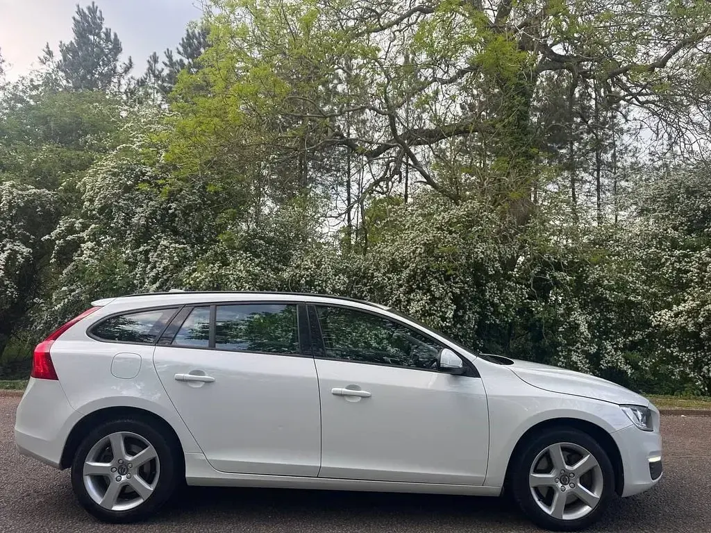 Used Volvo V60 148 HP (108 kW) 2018 White Estate