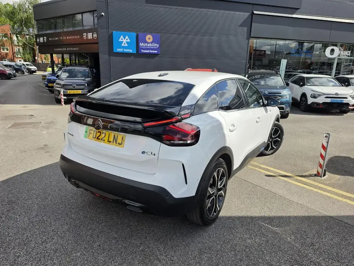 Used Citroën e-C4 Shine 98 kW (134 HP) 2022 White Hatchback