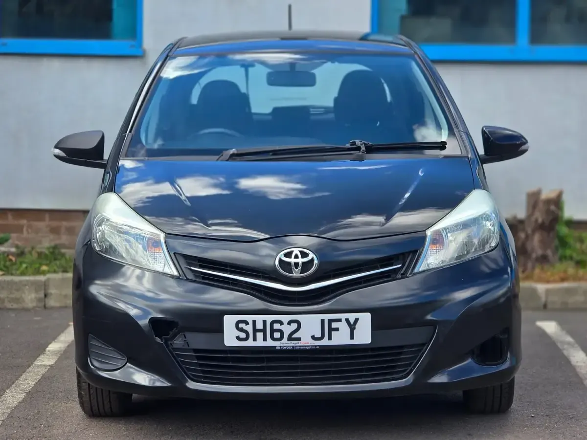 Used Toyota Yaris 99 HP (72 kW) 2012 Black Hatchback