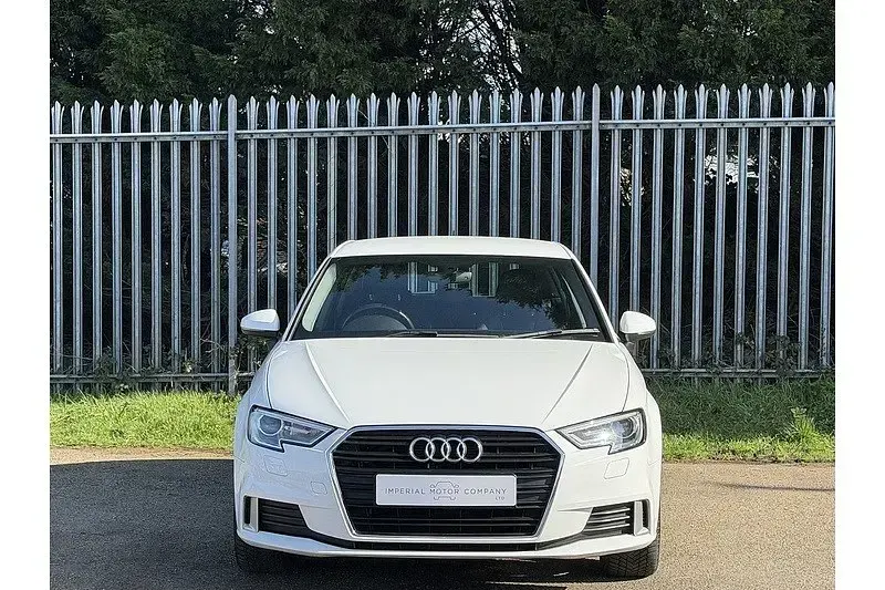 Begagnad Audi A3 Sport 116 HK (85 kW) 2019 Vit Sedan
