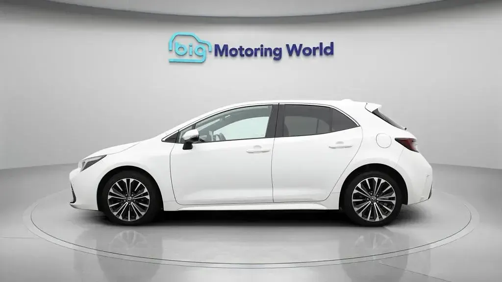 Used Toyota Corolla Design 140 HP (102 kW) 2024 White Hatchback