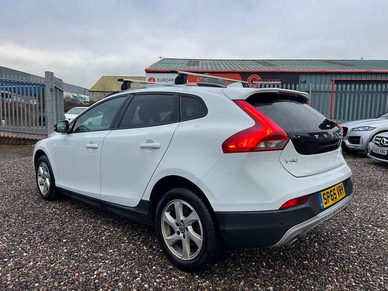 Used Volvo V40 SE 2015 White Hatchback