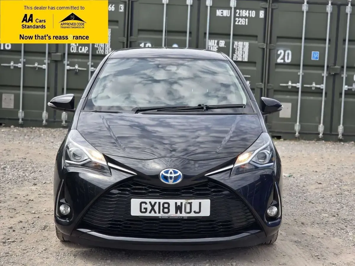 Used Toyota Yaris Design 100 HP (73 kW) 2018 Black Hatchback