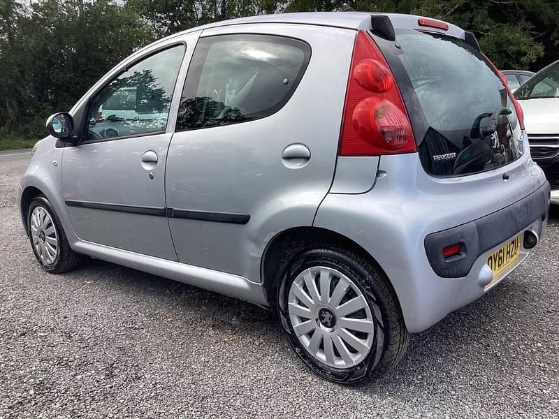 Used Peugeot 107 68 HP (50 kW) 2011 Silver Hatchback