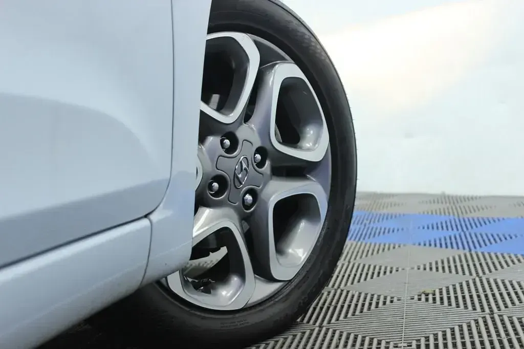 Usado Hyundai i20 84 CV (61 kW) 2019 Gris Utilitario