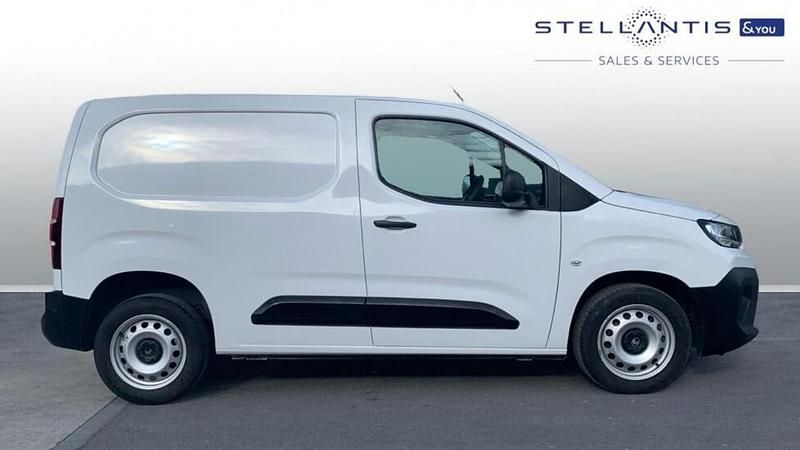 Used Citroën Berlingo 101 HP (74 kW) 2024 White MPV