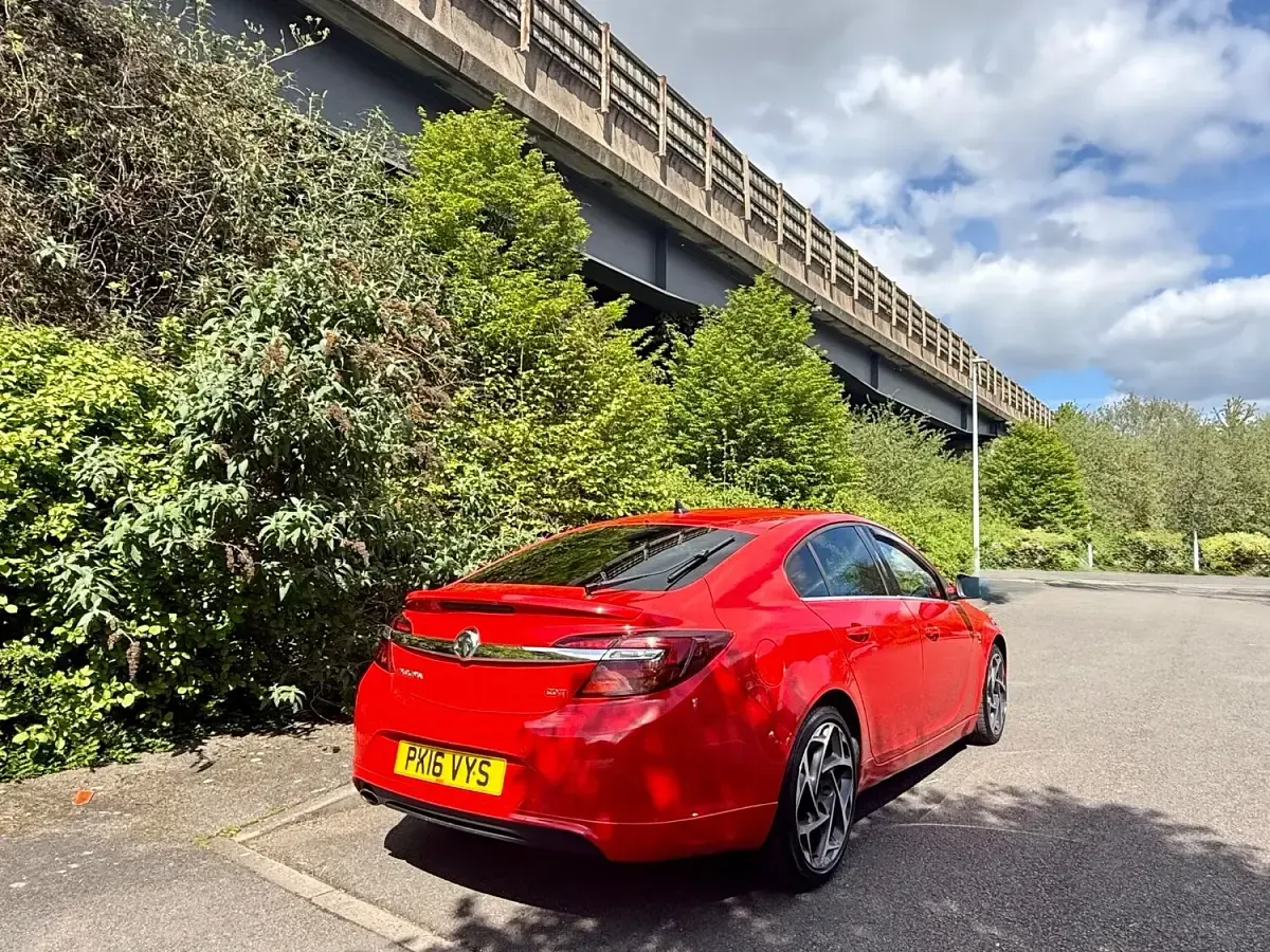 Begagnad Vauxhall Insignia SRi 136 HK (100 kW) 2016 Röd Halvkombi