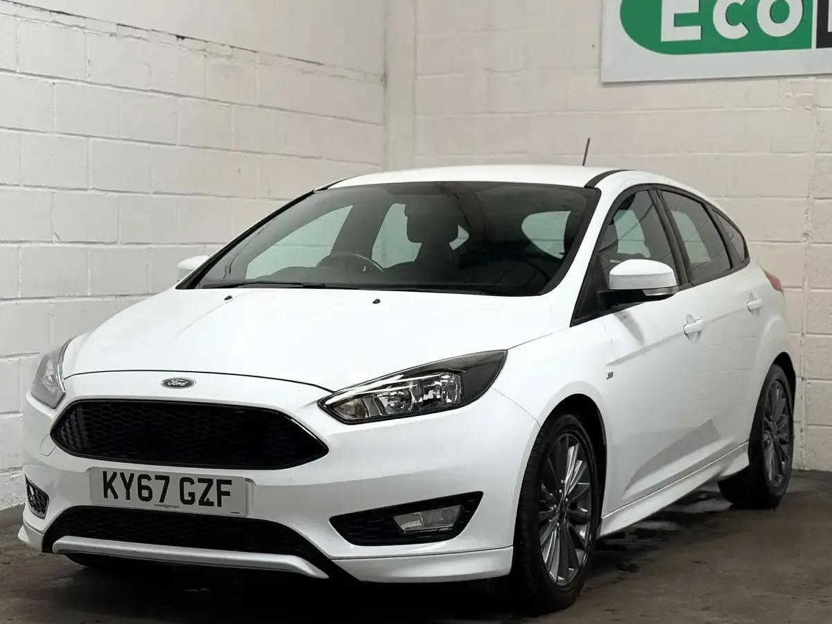 Used Ford Focus ST-Line 140 HP (102 kW) 2017 White Hatchback