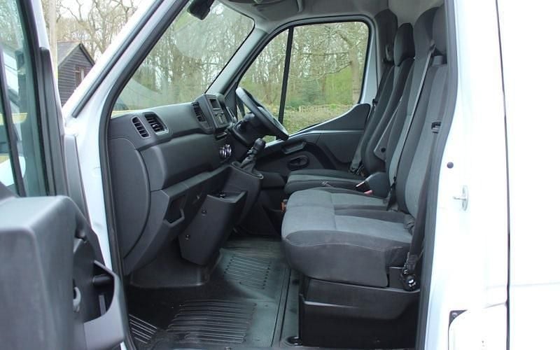 Used Renault Master Business 135 HP (99 kW) 2023 White MPV