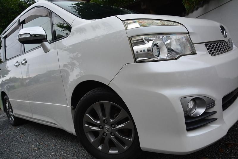 Used Toyota Voxy 2012 Pearl white MPV